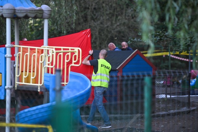 Służby pracujące na miejscu śmiertelnego wypadku w Zabierzowie, 28 bm. 4-letni chłopiec podczas pobytu w przedszkolu wpadł do studni z wodą. Pomimo reanimacji podjętej przez ratowników i strażaków dziecko zmarło/