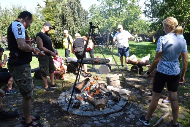 Jedną z atrakcji rowerowego rajdu z KTR "Goplanie" będzie pieczenie kiełbasek i ziemniaków przy ognisku