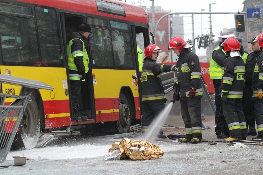 Wrocław: Autobus staranował przystanek na pl. Jana Pawła II. Jedna osoba nie żyje (ZDJĘCIA, FILM)