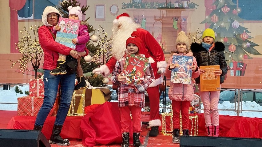 Święty Mikołaj z wizytą w Ostrowcu Świętokrzyskim. Były prezenty, a za elektrośmieci rozdawano choinki. Zobaczcie zdjęcia 