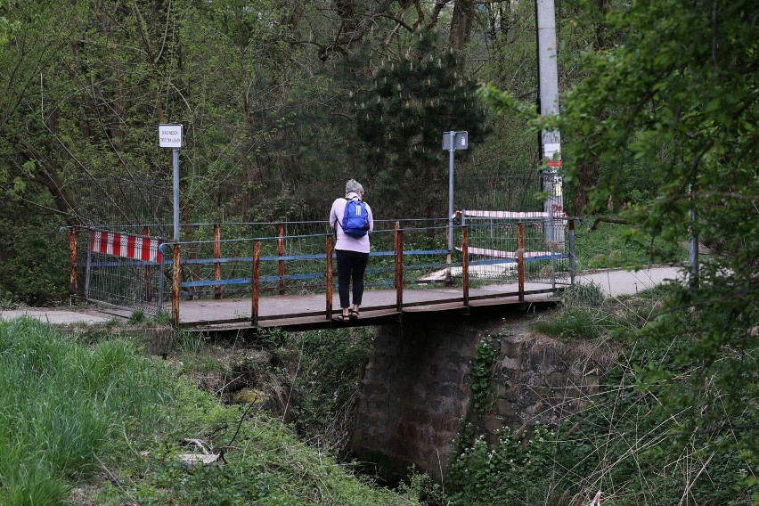 Faktycznie most nad potokiem Rzewny komunikuje potężne...