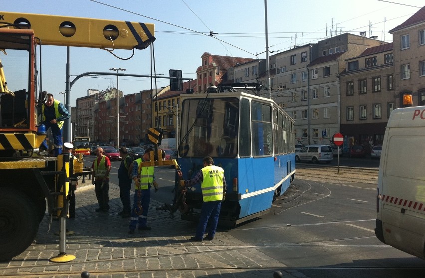 Wrocław: Na ul. Kazimierza Wielkiego wykoleił się tramwaj (ZDJĘCIA, FILMY)