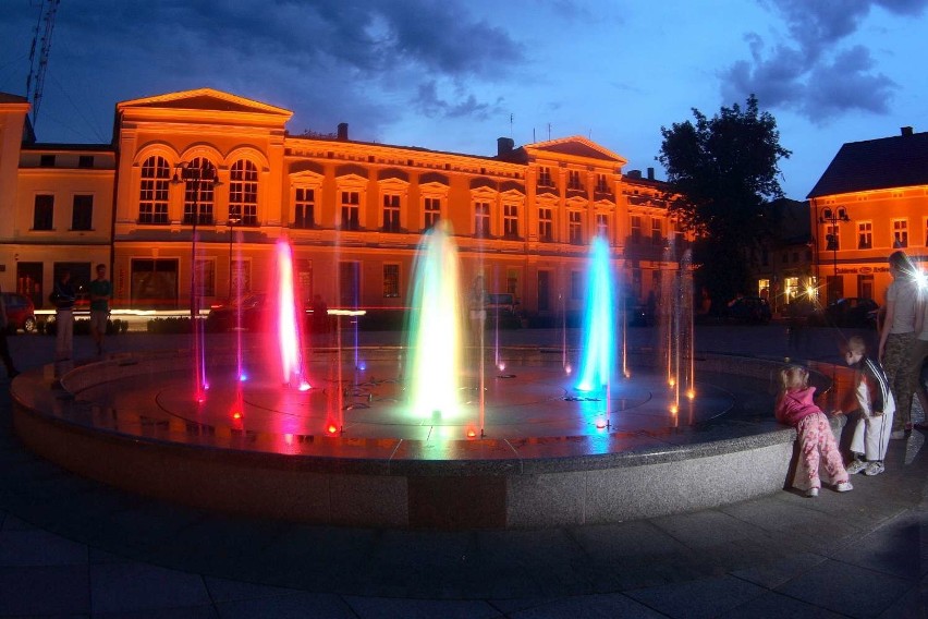 Rynek w Wągrowcu z "tańczącą fontanną"