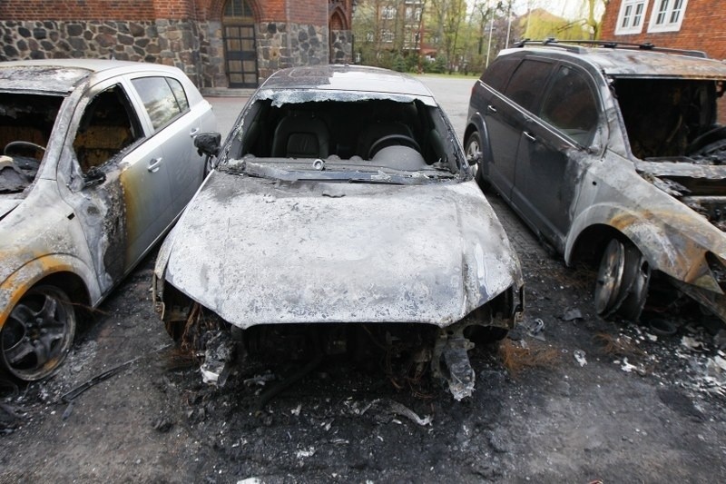 Spalone samochody na ul. Matejki w Poznaniu.