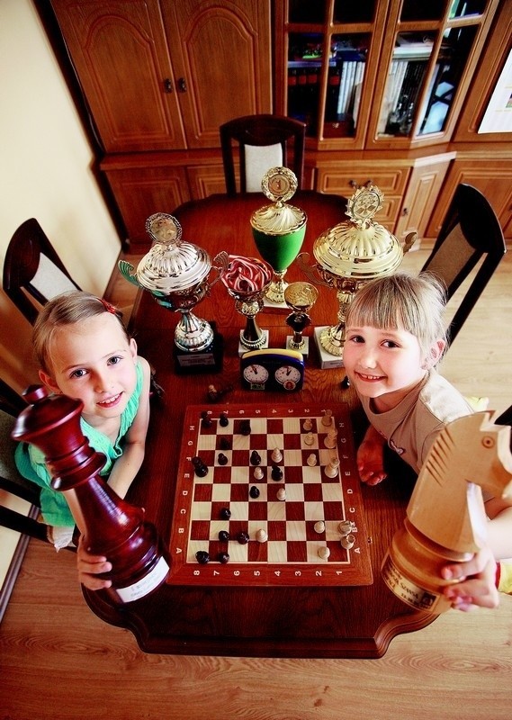 Agatka Dwilewicz (z lewej) i jej siostra Kasia - niezrównane szachistki