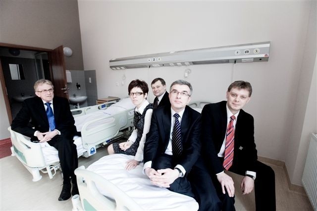 Wiceminister zdrowia sprawdził, jak wygodne są szpitalne łóżka