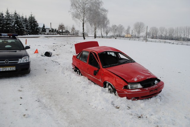 Wypadek w Kazanowie: Dachowało daewoo. 18-letni kierowca w szpitalu