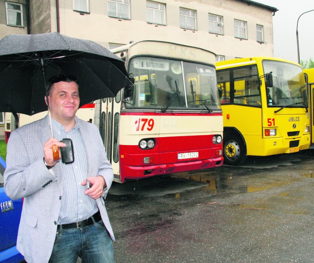 Prezes MPK Andrzej Górski prezentuje trzy zabytkowe autobusy, którymi dysponuje Galicyjskie Stowarzyszenie Miłośników Komunikacji