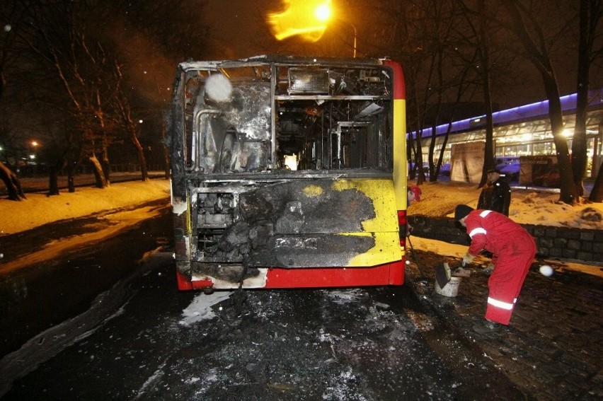 Wrocław: Pożar autobusu linii 149 na ul. Strzegomskiej (ZDJĘCIA)