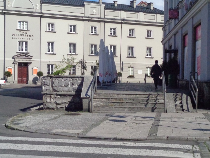 Czy zniknie "podium" przy budynku dawnego PDT-u w Kaliszu?