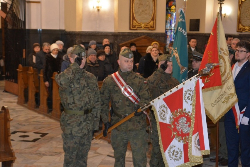 W Radomiu upamiętnili 81. rocznicę powstania Armii Krajowej. Była msza i salwa honorowa przed pomnikiem