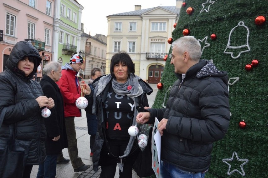 Powiesili bombki z napisem Konstytucja na choince w Rynku Trybunalskim