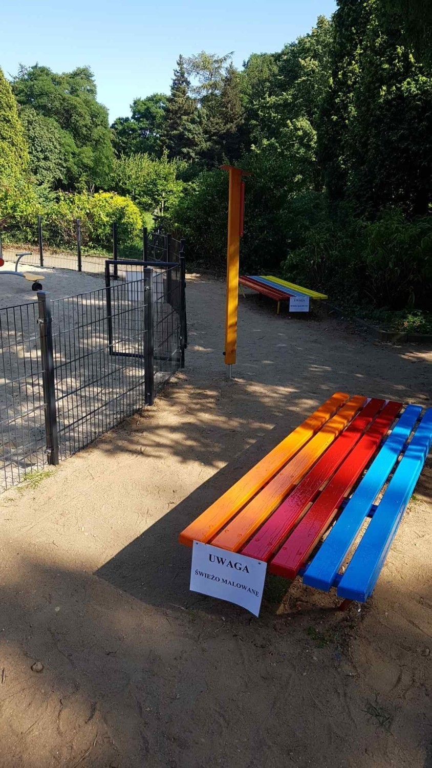 Pucki Klub Integracji Społecznej maluje ławeczki w parku Nowowiejskiego w Pucku 27.07.2019