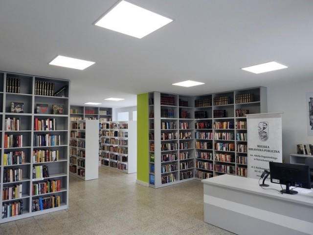 Miejska Biblioteka Publiczna w Starachowicach została Biblioteką Roku 2020 w województwie świętokrzyskim. Między innymi za czytelnictwo w czasie pandemii. Po jaki książki najczęściej sięgano ? Sprawdziliśmy. Oto ranking od 10 do 1 miejsca.  

Przedstawiamy TOP 10 najczęściej wypożyczanych książek w 2021 roku>>>