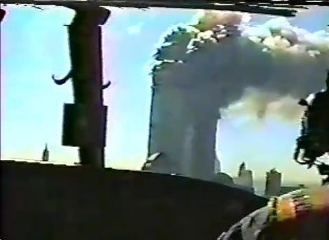 Kadr z filmu nagranego przez policyjny śmigłowiec 11 września 2001 r.