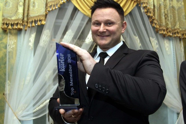 Konrad Gaca, szef Centrum Odchudzania, ze statuetką Top Menedżera 2011