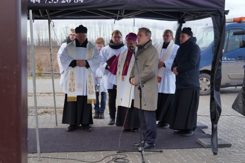 Biskup Henryk Tomasik poświęcił nowy cmentarz