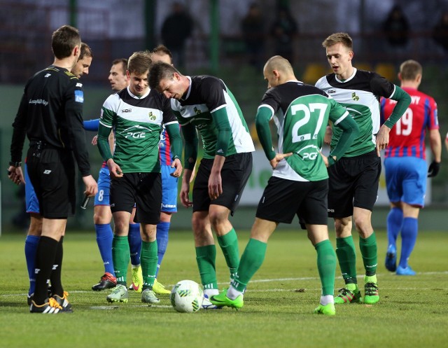 Piłkarze PGE GKS Bełchatów mają powody do radości, bo odnieśli kolejne zwycięstwo