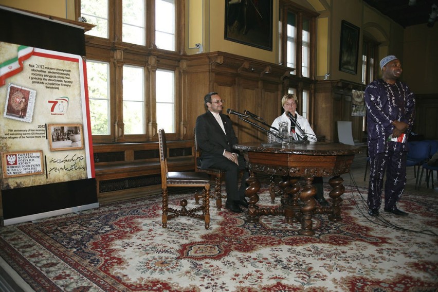 Dyrektor NCK Larry Ugwu, tłumaczka, a z lewej ambasador S.A....