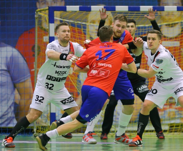 W sobotę we własnej hali Piotrkowianin przegrał mecz 24. kolejki sezonu zasadniczego PGNiG Superligi z Wybrzeżem Gdańsk 21:25 (12:12).