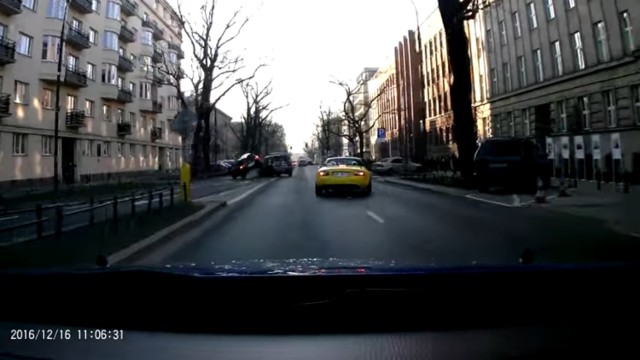 Wypadek w alei Szucha. Bardzo groźny manewr taksówkarza [WIDEO]