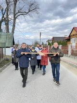 Wierni z parafii w Załężu modlili się podczas plenerowej drogi krzyżowej [GALERIA]