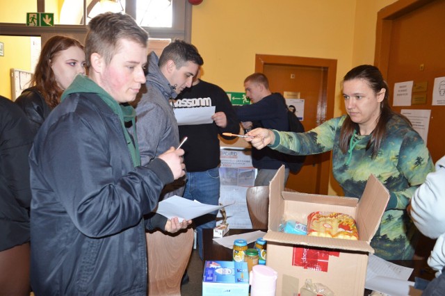 Uczniowie popularnej szkoły nr 59 pomogli w segregowaniu darów zebranych w magistracie w Żaganiu