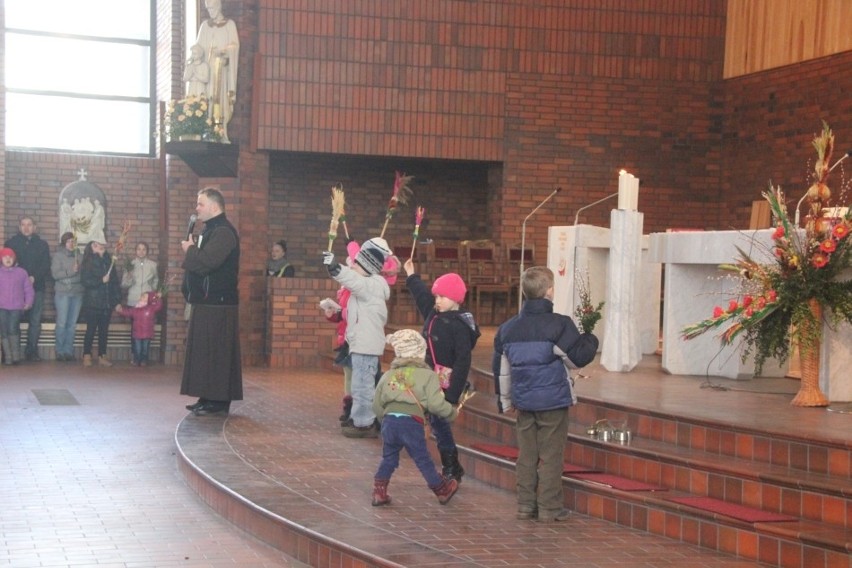 Święcenie palm w kościele franciszkanów w Gliwicach