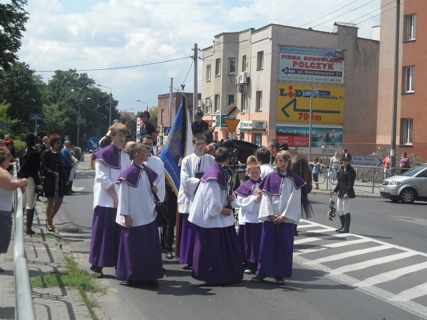 Po wypadku w Mikołowie: Tłumy rudzian pożegnały tragicznie zmarłą Kasię [ZDJĘCIA]