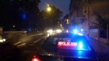 Pabianice: Policjanci siłą odciągnęli mężczyznę od latarni