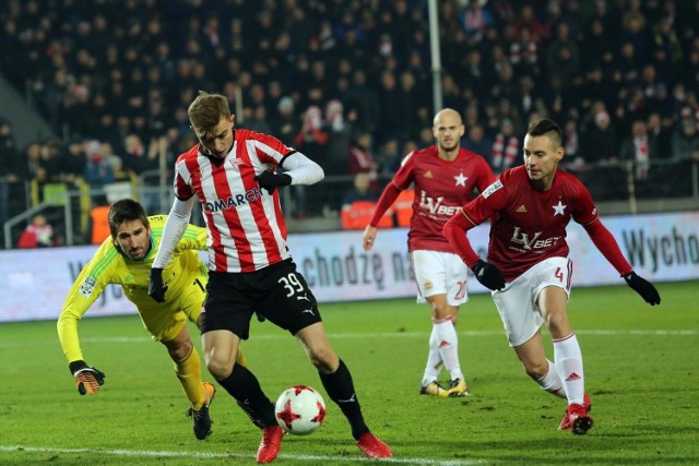 13.12.2017 krakow, 
mecz cracovia krakow - wisla krakow, 
nz julian cuesta diaz, miach helik, vullnet basha, maciej sadlok,

fot. andrzej banas / polska press