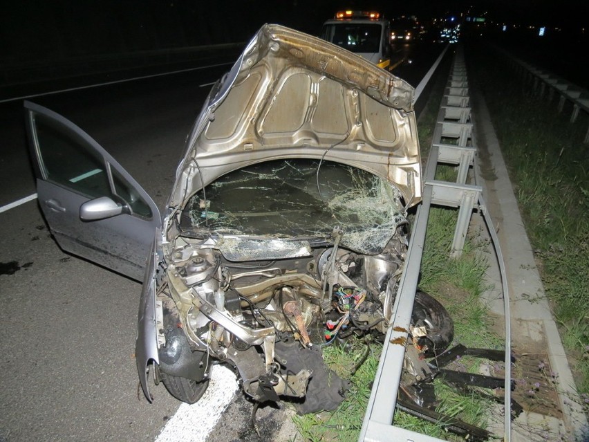 Wypadek na AOW. Wysiadł z auta i zginął (ZDJĘCIA)