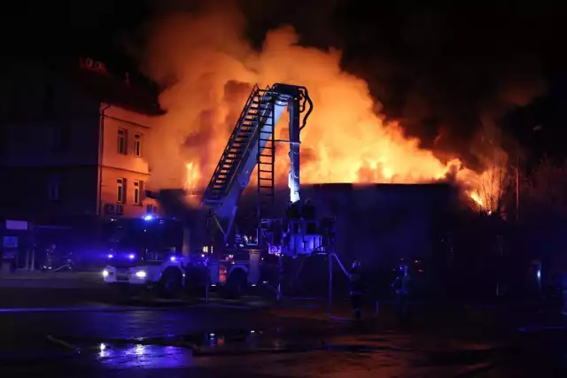 Pożar budynku PKS w Olkuszu wybuchł 1 stycznia 2023 ok. godz. 22. Bardzo szybko się rozprzestrzenił