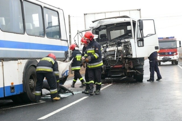 Autobus miejski zderzył się z ciężarówką na krajowej "ósemce" w Bełchatowie.