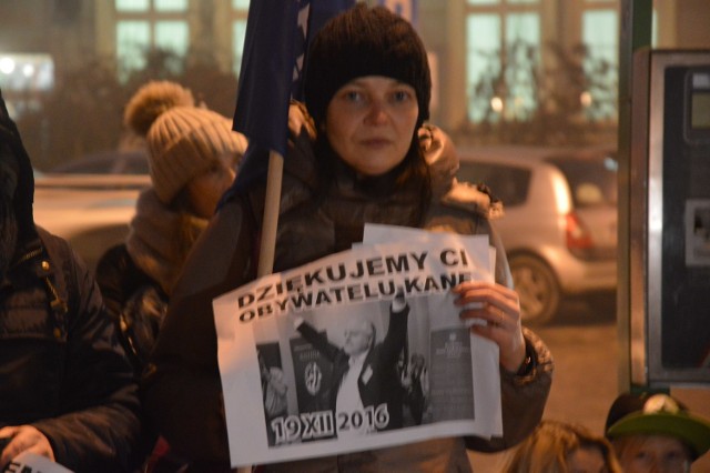 Kilkadziesiąt osób przyszło w poniedziałek, 19 grudnia, na wiec zwołany przez Komitet Obrony Demokracji.