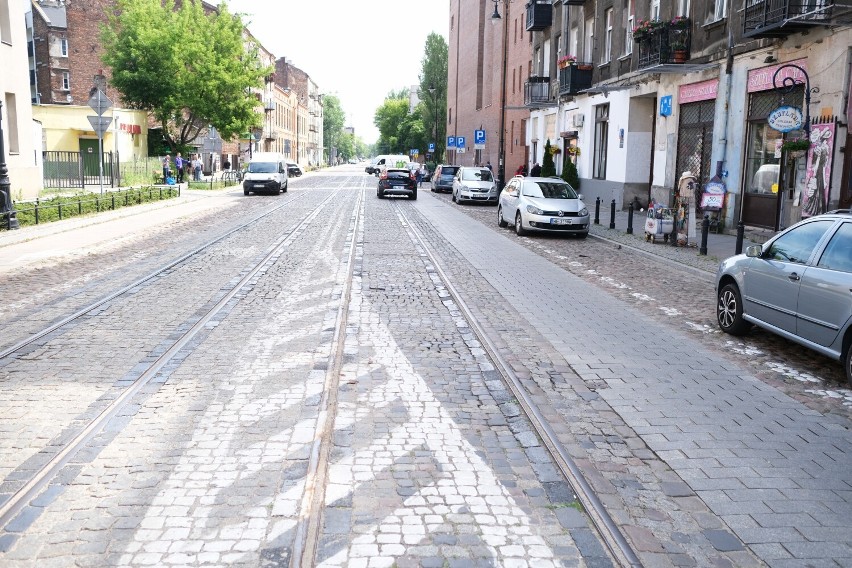 Historyczna zabudowa Kawęczyńskiej oraz bruk na jezdni i...