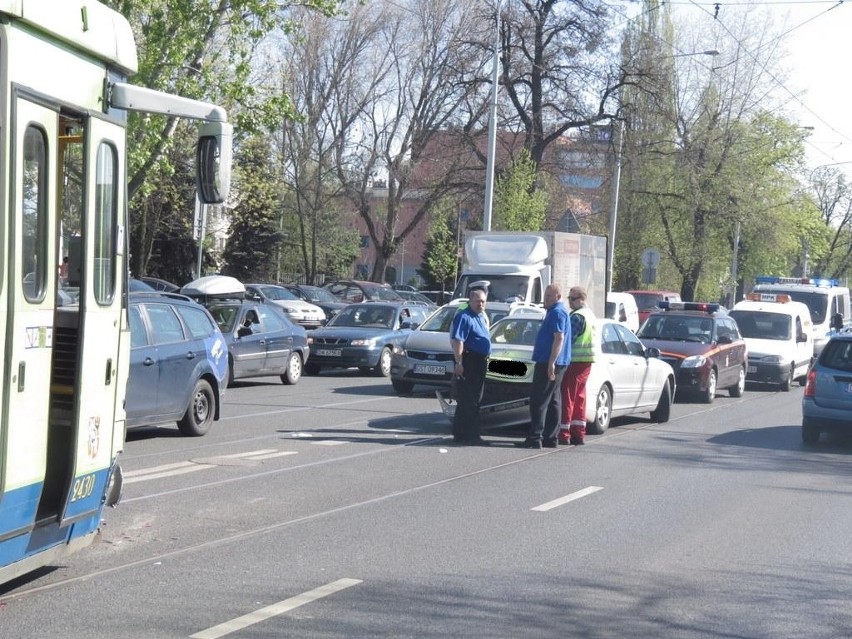 Wrocław: Kolizja tramwaju z samochodem na Grabiszyńskiej (ZDJĘCIA)