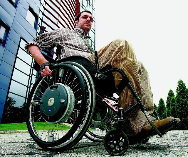Paweł Parus potrzebował tzw. wózka aktywnego, który kosztuje 9 tys. zł. Gdyby nie fundacja, długo by jeszcze musiał czekać