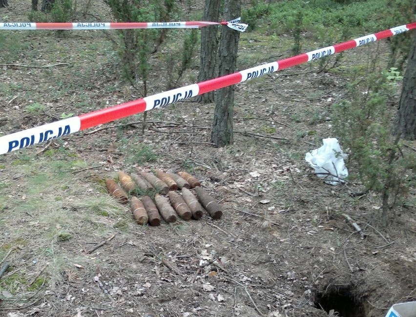 Laski: Pociski artyleryjskie znalezione na spacerze po lesie