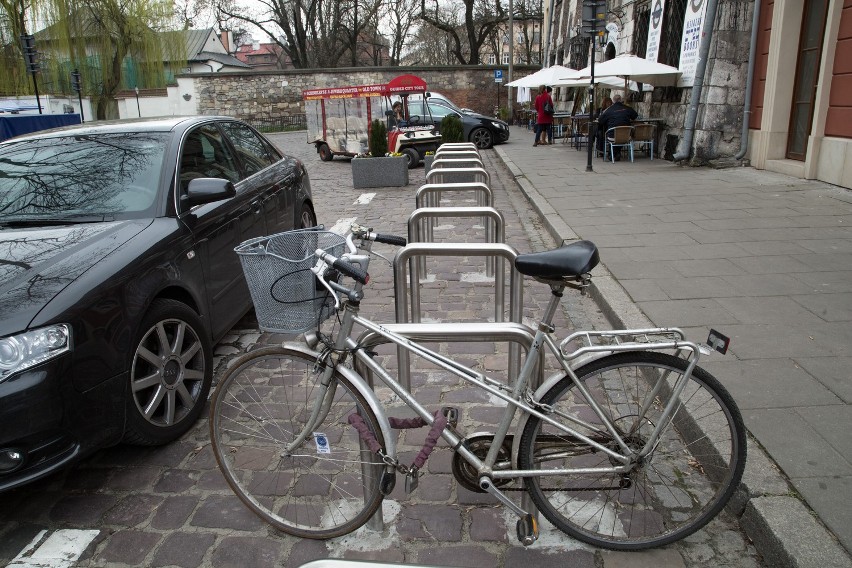 Kraków. Radni chcą przeniesienia stojaków z ul. Szerokiej w inne miejsce