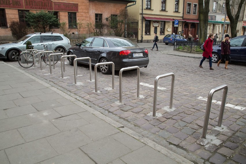 Kraków. Radni chcą przeniesienia stojaków z ul. Szerokiej w inne miejsce