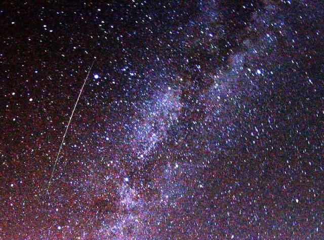 Perseidy 2013 będzie można już wkrótce zobaczyć na niebie. Na zdjęciu: Meteor z roju Perseidów widoczny po lewej stronie Drogi mlecznej - 2009 rok.