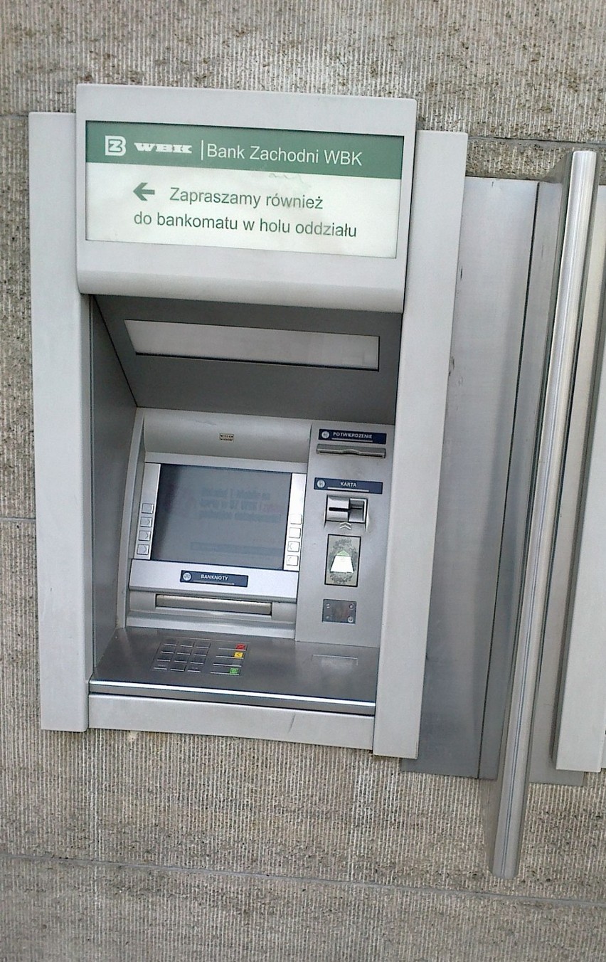Z bankomatu przy Rynku kradli pieniądze. Kamerka podglądała numery pin