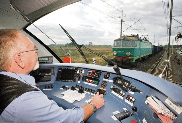 - Każdy dzień pracy jest inny. Niby jeździ się ciągle tą samą trasą, ale codziennie jest  inaczej - mówi Jan Bergunda, maszynista