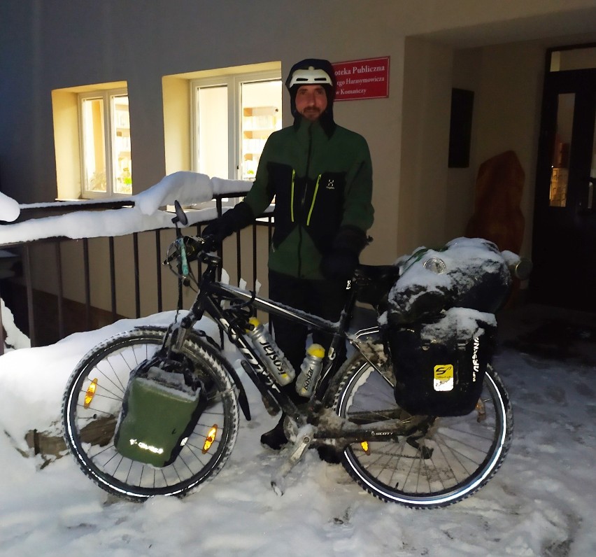 Paweł Małaszko w drodze w Bieszczady, zjechał do Komańczy.