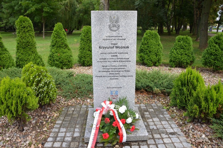 Obelisk upamiętniający mjr Krzysztofa Woźniaka.