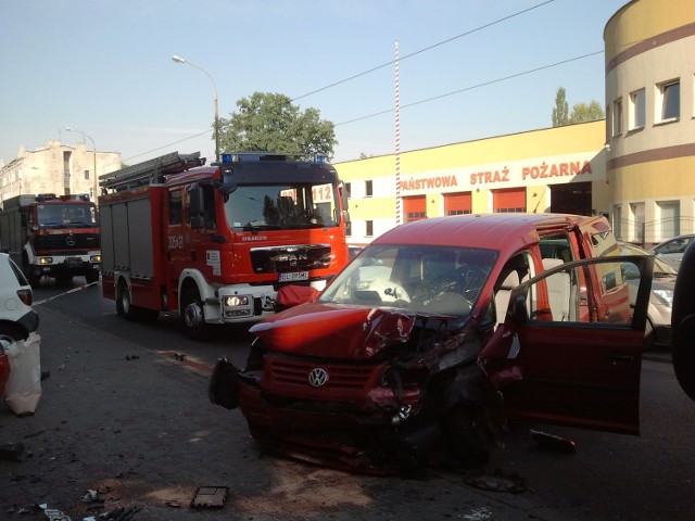 2 zaparkowane samochody staranował vw caddy na Przybyszewskiego. Kierowca vw dostał ataku padaczki.