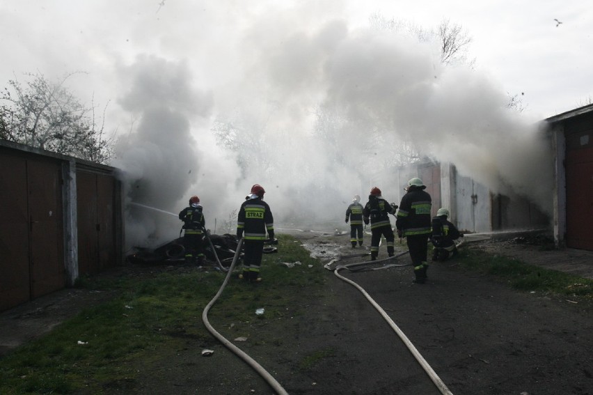 Pożar garaży przy Jaworzyńskiej w Legnicy (ZDJĘCIA)
