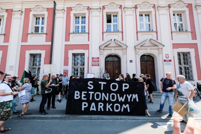 Kolektyw Kąpielisko protestował przeciw budowie w parku Kasprowicza toru wrotkarskiego i krytej pływalni.