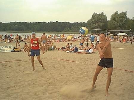Przez wiele godzin trwały rozgrywki na plaży w Skorzęcinie, które wyłoniły zwycięzcę pierwszego turnieju eliminacyjnego w siatkowej piłce plażowej.